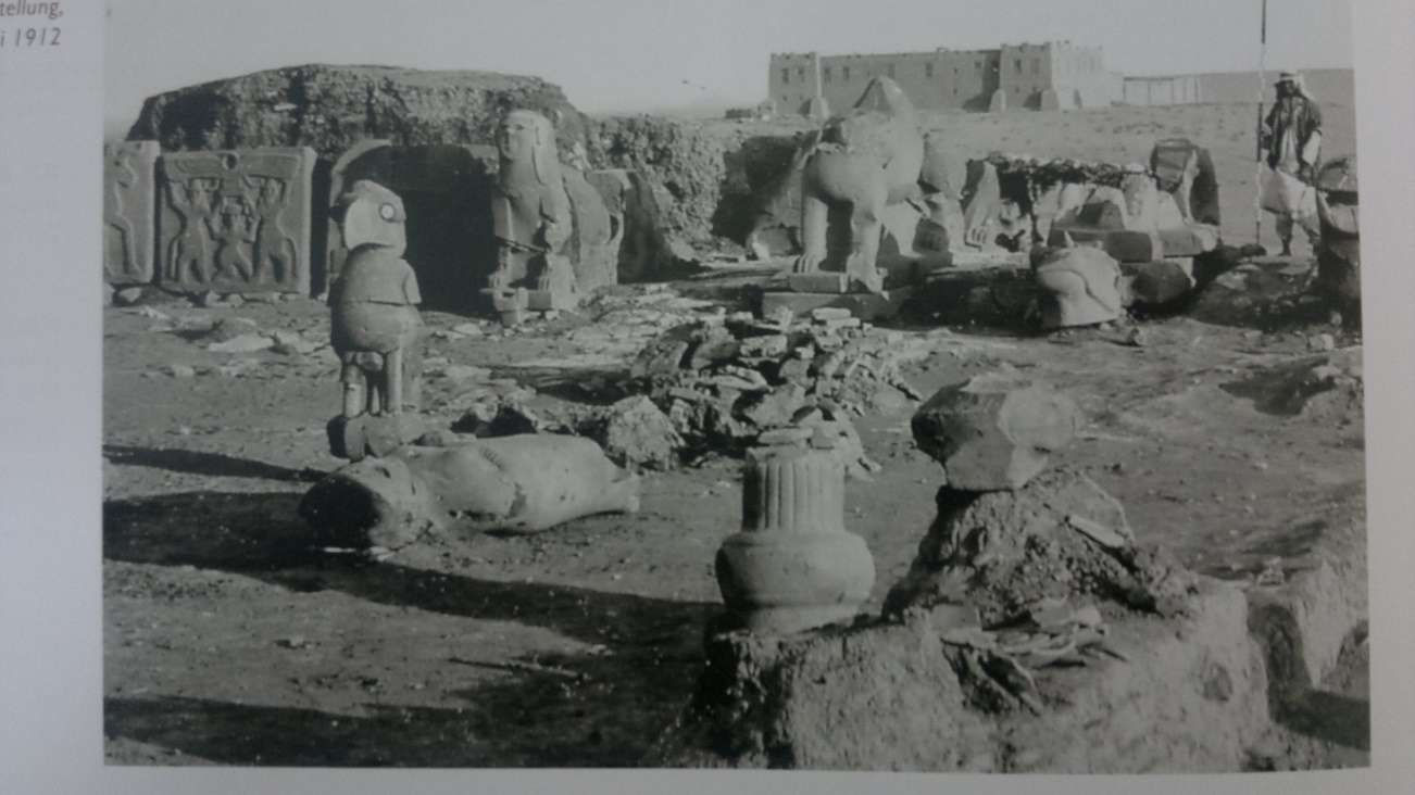 الصورة 3: المنحوتات في واجهة القصر