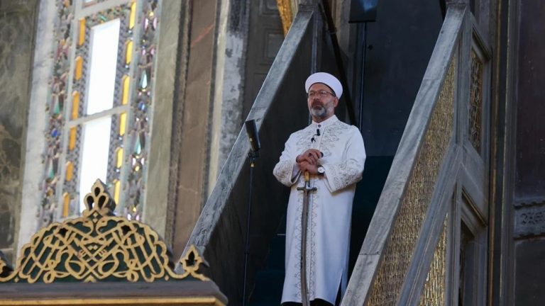 تركيا تستخدم المساجد والأئمة العاملين في الدولة للتأثير على ملايين الأشخاص  في الخارج