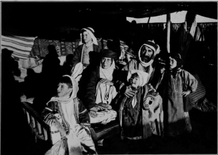 الصورة 6: الخاتون خنسة مع ابنها محمود بك شيخ قبيلة الملان